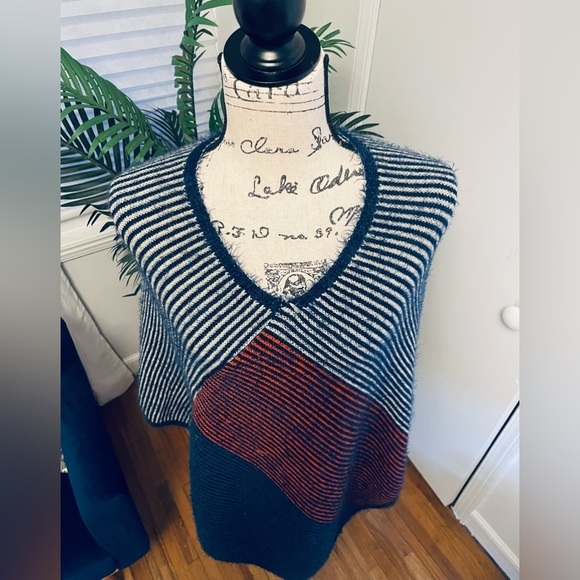 JANICE Poncho Sweater - Picture 4 of 7